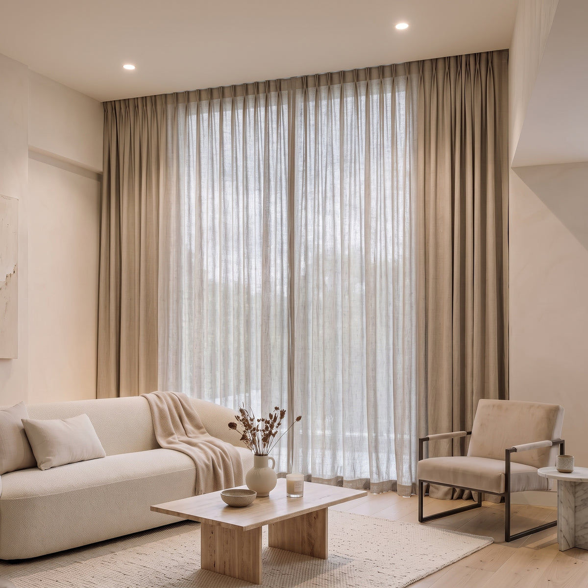 Rideau Lin Beige fermé dans un salon, lumière tamisée