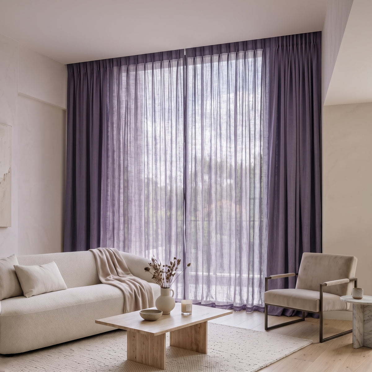 Rideau Lin Violet fermé dans un salon, lumière tamisée