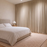 Rideaux Velours Beige Clair fermé dans une chambre, pénombre douce