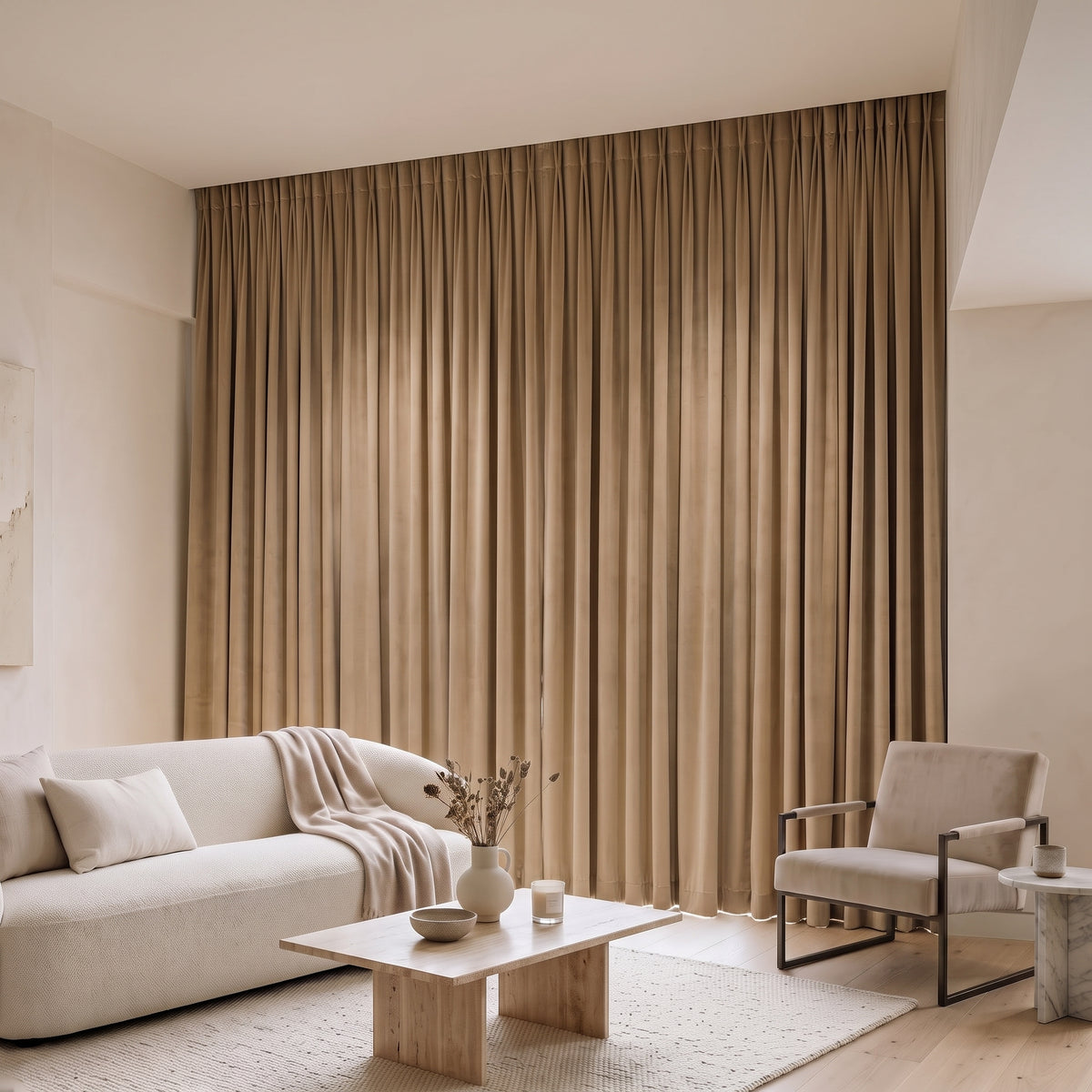 Rideau Velours Beige Doré fermé dans un salon, lumière tamisée