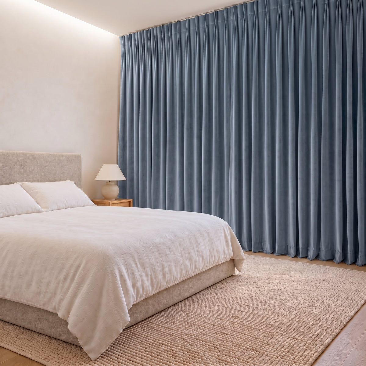Rideau Velours Bleu Gris fermé dans une chambre, pénombre douce