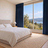 Rideau Velours Bleu Marine chic dans une chambre lumineuse