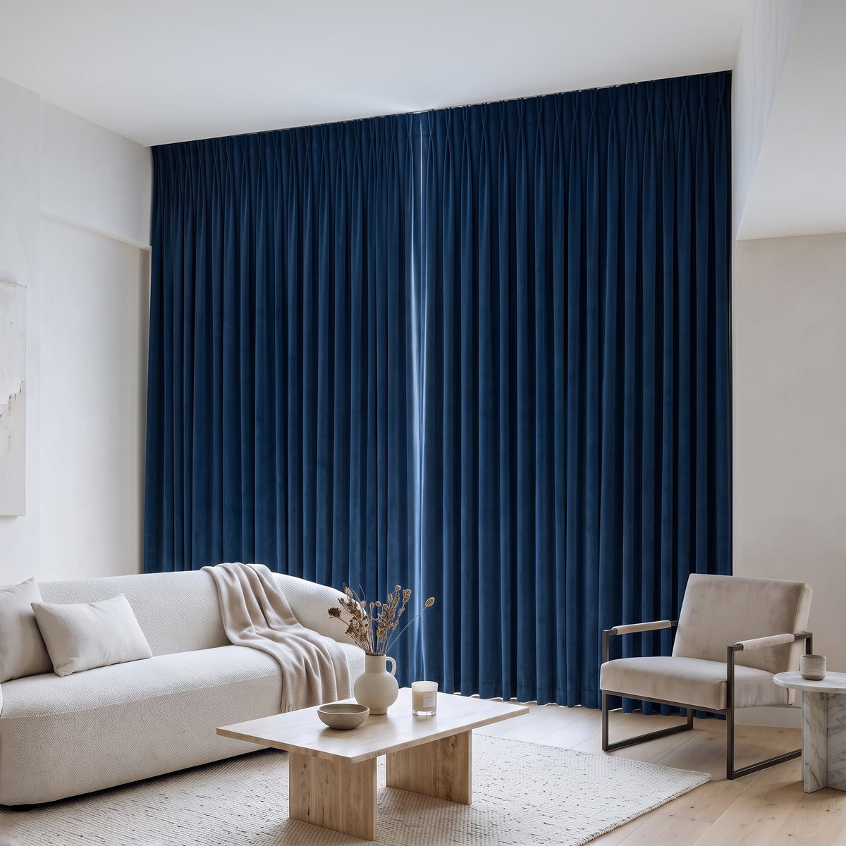 Rideau Velours Bleu Marine fermé dans un salon, lumière tamisée
