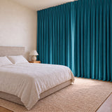 Rideau Velours Bleu Turquoise fermé dans une chambre, pénombre douce