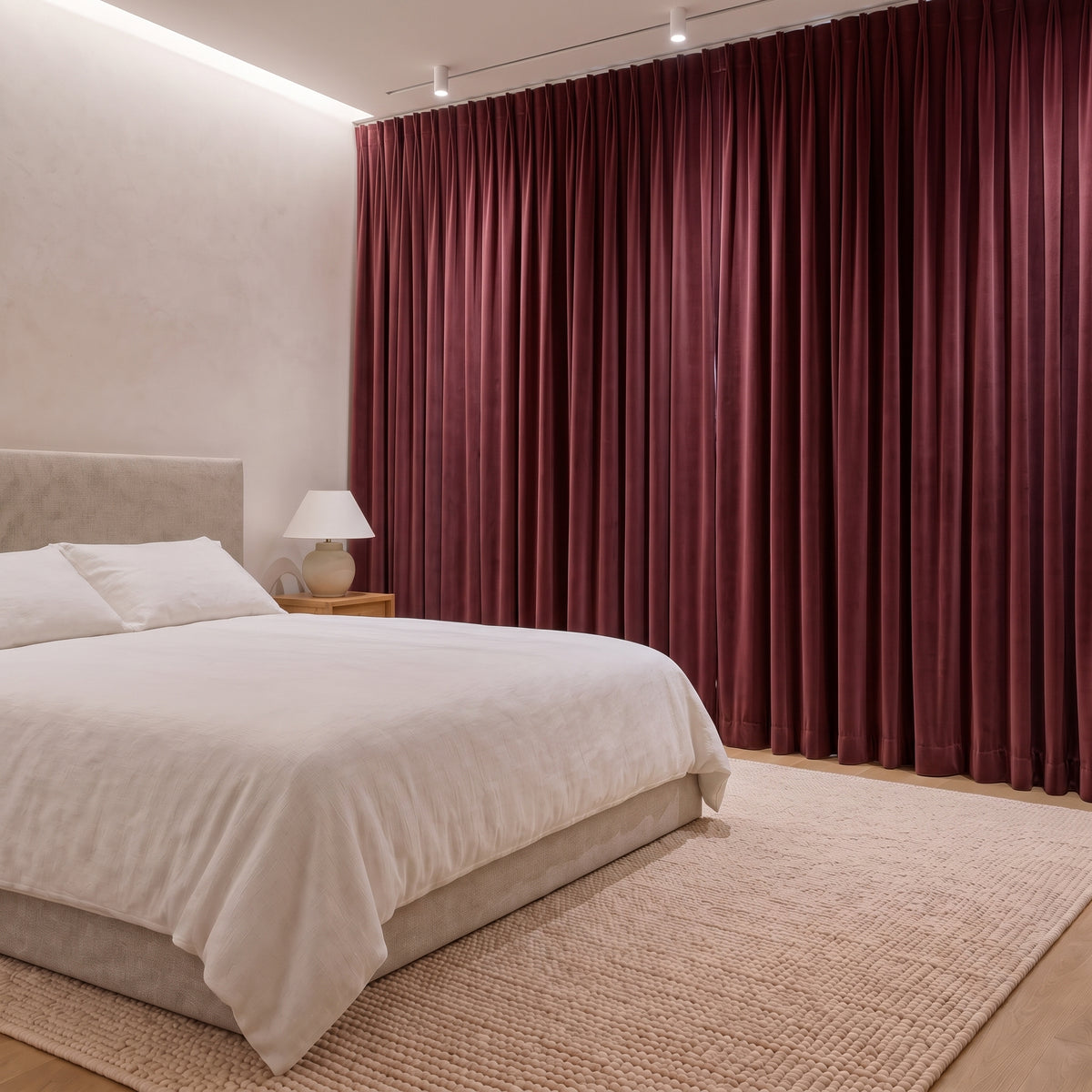 Rideaux Velours Bordeaux fermé dans une chambre, pénombre douce