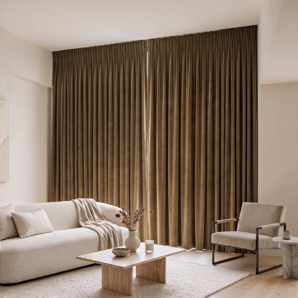 Rideaux Velours Bronze fermé dans un salon, lumière tamisée