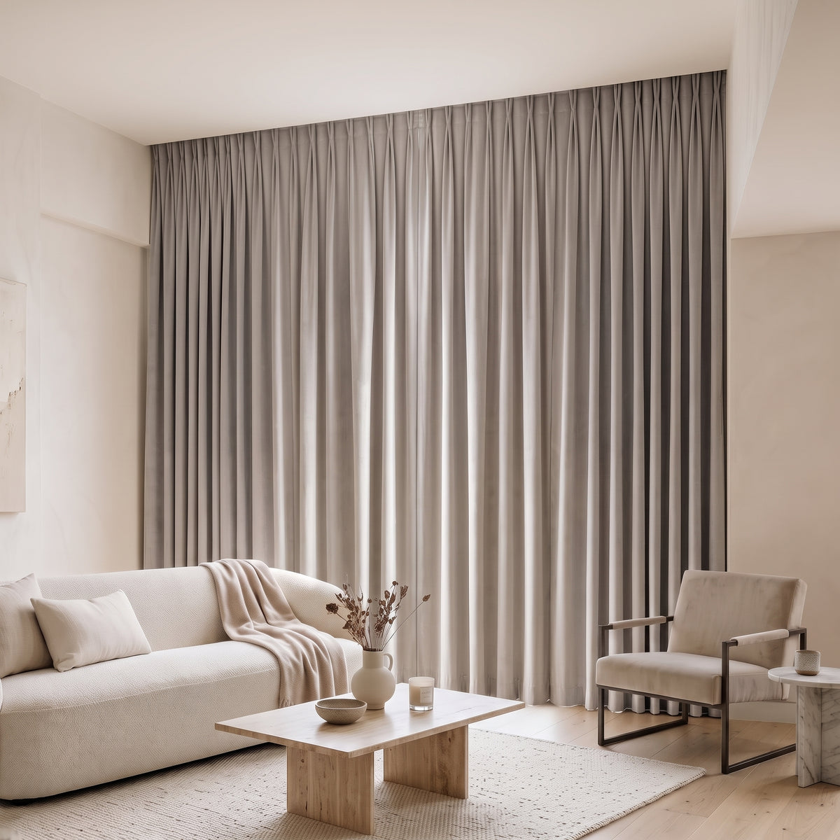 Rideaux Velours Gris Perle fermé dans un salon, lumière tamisée