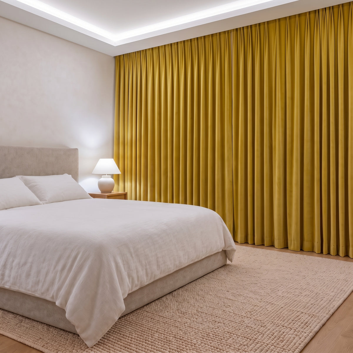 Rideau Velours Jaune fermé dans une chambre, pénombre douce