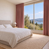 Rideau Velours Rose intemporel dans une chambre lumineuse