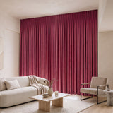 Rideaux Velours Rose Fushia fermé dans un salon, lumière tamisée