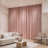 Rideau Velours Rose Pale fermé dans un salon, lumière tamisée