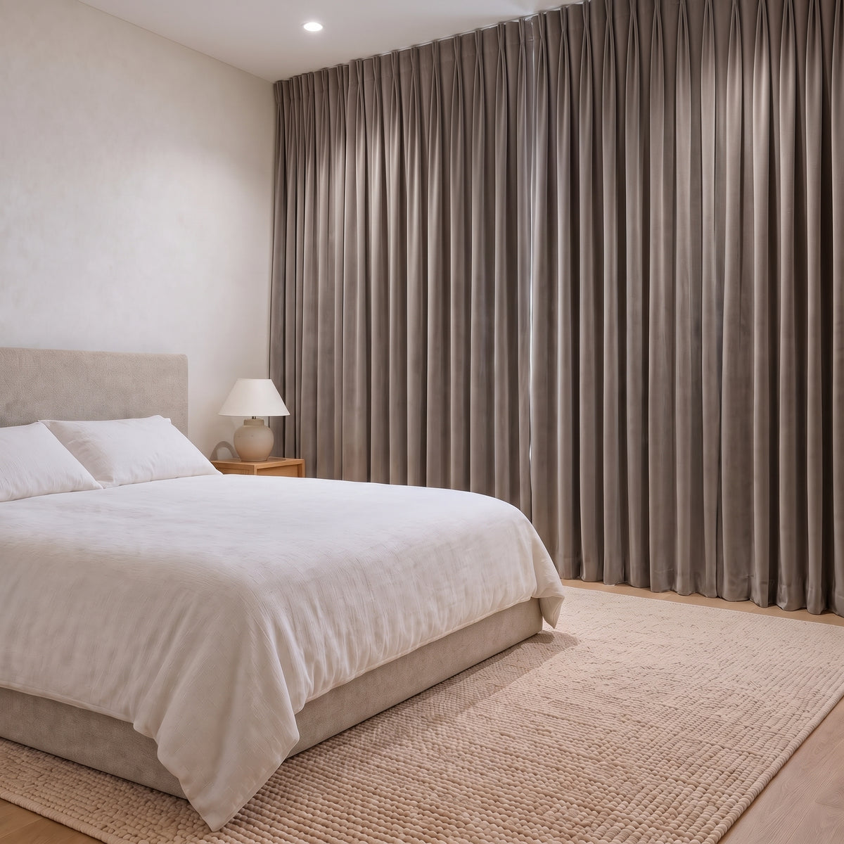 Rideau Velours Taupe fermé dans une chambre, pénombre douce