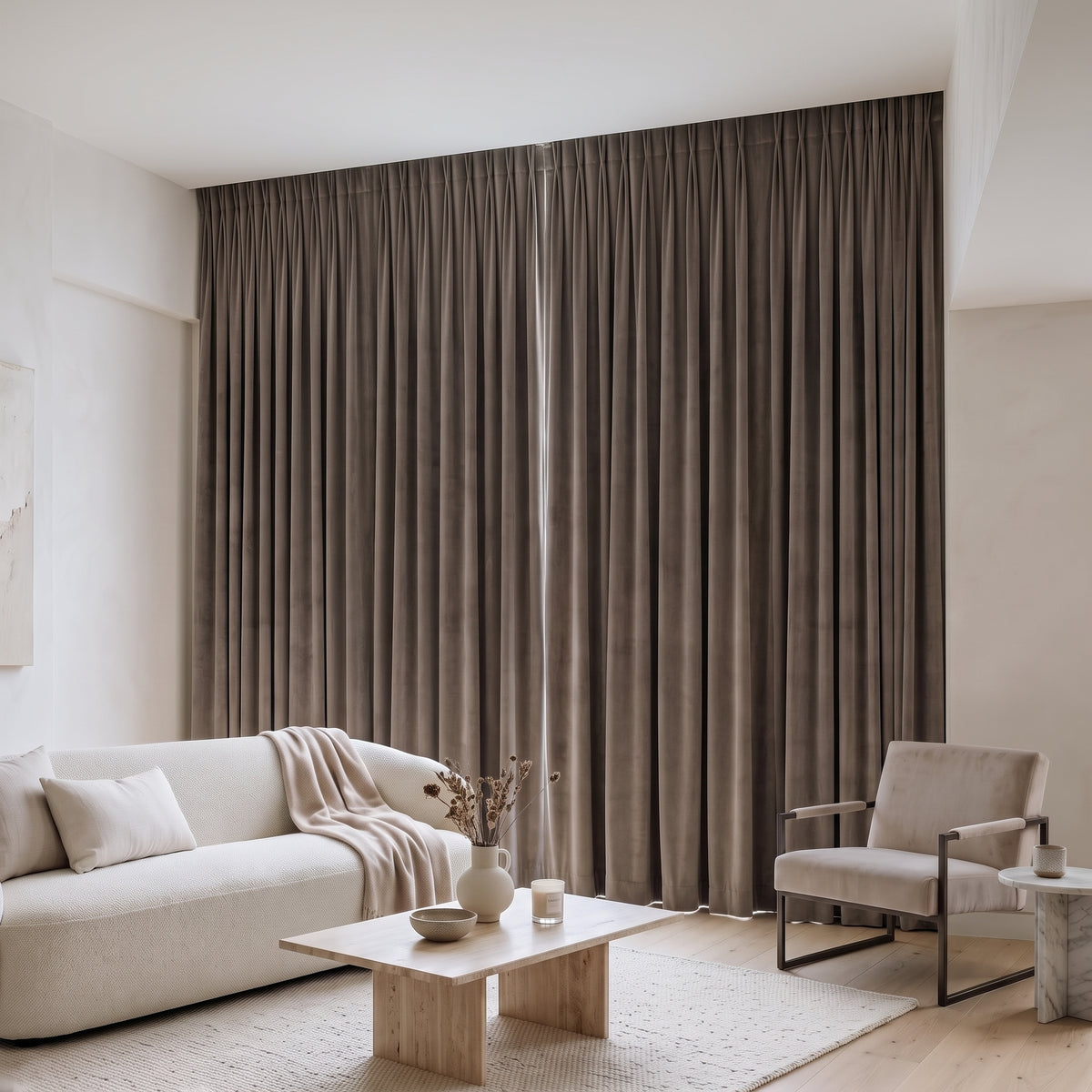 Rideau Velours Taupe fermé dans un salon, lumière tamisée