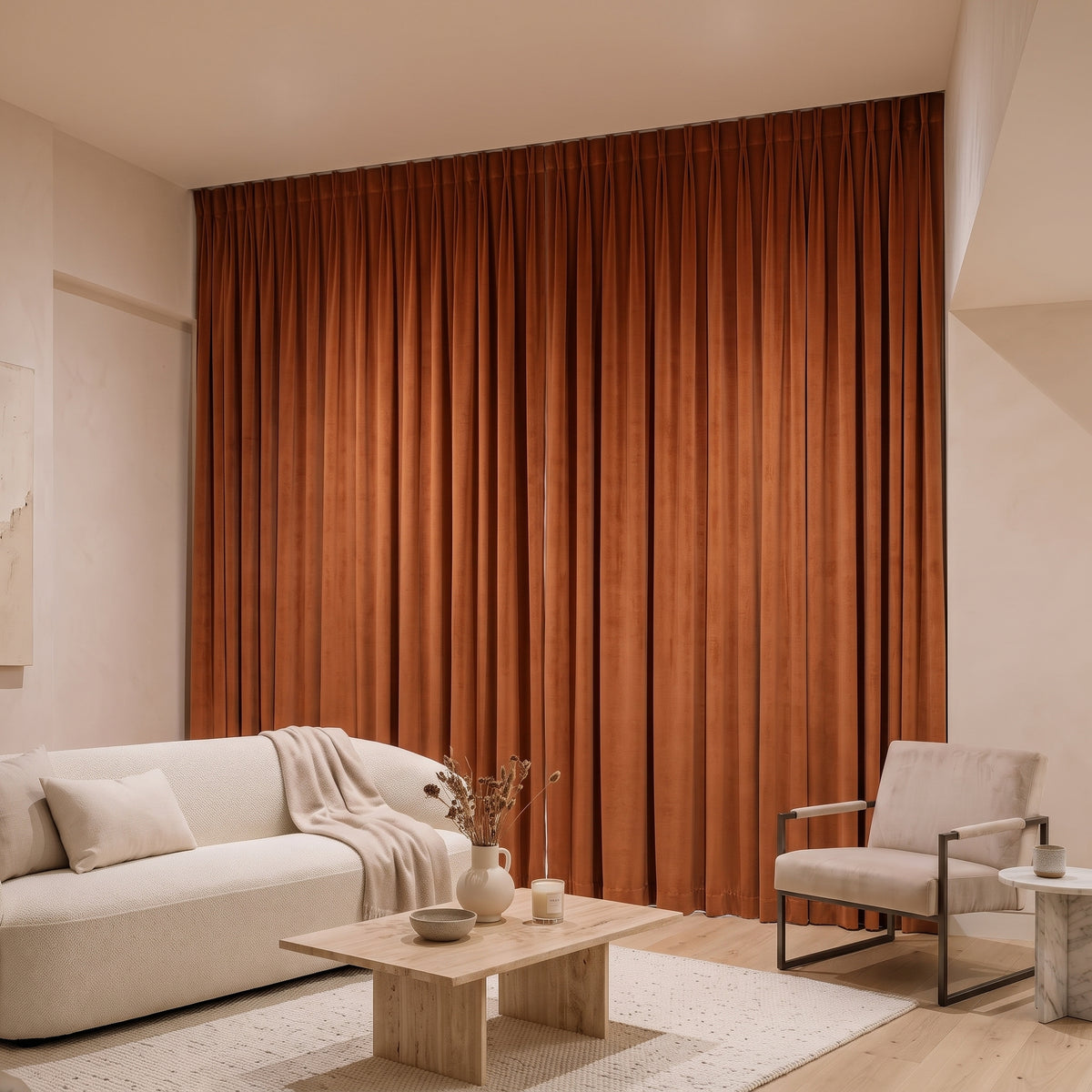 Rideau Velours Terracotta fermé dans un salon, lumière tamisée