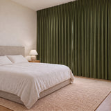 Rideaux Velours Vert Olive fermé dans une chambre, pénombre douce