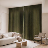 Rideaux Velours Vert Olive fermé dans un salon, lumière tamisée