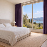 Rideaux Velours Violet chic dans une chambre lumineuse
