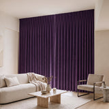 Rideaux Velours Violet fermé dans un salon, lumière tamisée