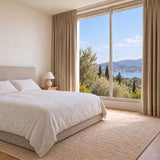 Rideau Velours Beige moderne dans une chambre lumineuse