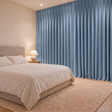 Rideaux Velours Bleu Clair fermé dans une chambre, pénombre douce