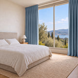 Rideaux Velours Bleu Clair moderne dans une chambre lumineuse