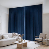Rideau Velours Bleu Marine fermé dans un salon, lumière tamisée