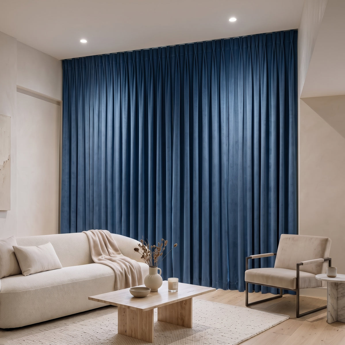 Rideau Velours Bleu fermé dans un salon, lumière tamisée