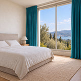 Rideau Velours Bleu Turquoise moderne dans une chambre lumineuse