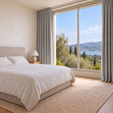 Rideau Velours Gris Clair chic dans une chambre lumineuse