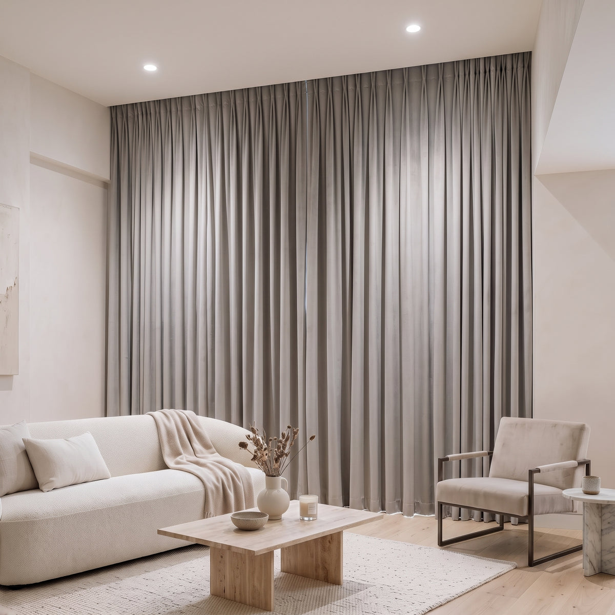 Rideau Velours Gris Clair fermé dans un salon, lumière tamisée