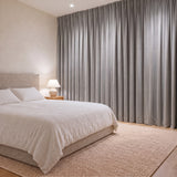 Rideaux Velours Gris Perle fermé dans une chambre, pénombre douce