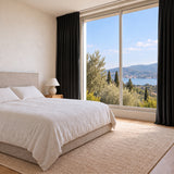 Rideau Velours Noir contemporain dans une chambre lumineuse