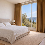 Rideaux Velours Ocre chic dans une chambre lumineuse