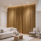 Rideaux Velours Ocre fermé dans un salon, lumière tamisée