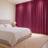 Rideaux Velours Rose Fushia fermé dans une chambre, pénombre douce