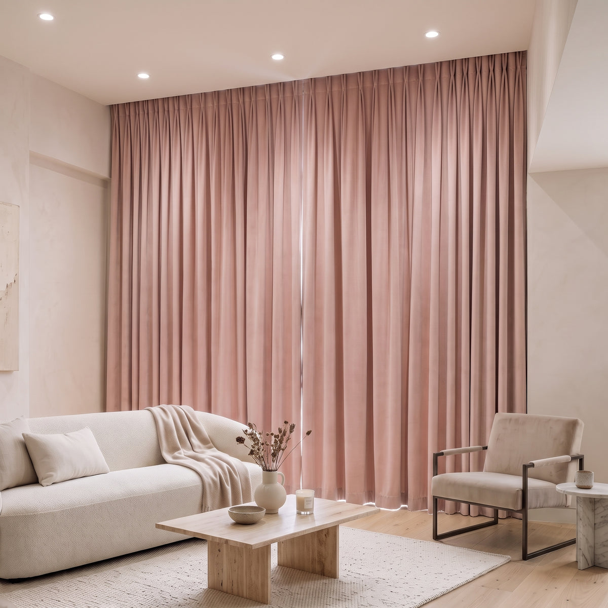 Rideau Velours Rose Pale fermé dans un salon, lumière tamisée
