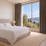 Rideau Velours Taupe chic dans une chambre lumineuse