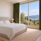 Rideaux Velours Vert Olive intemporel dans une chambre lumineuse