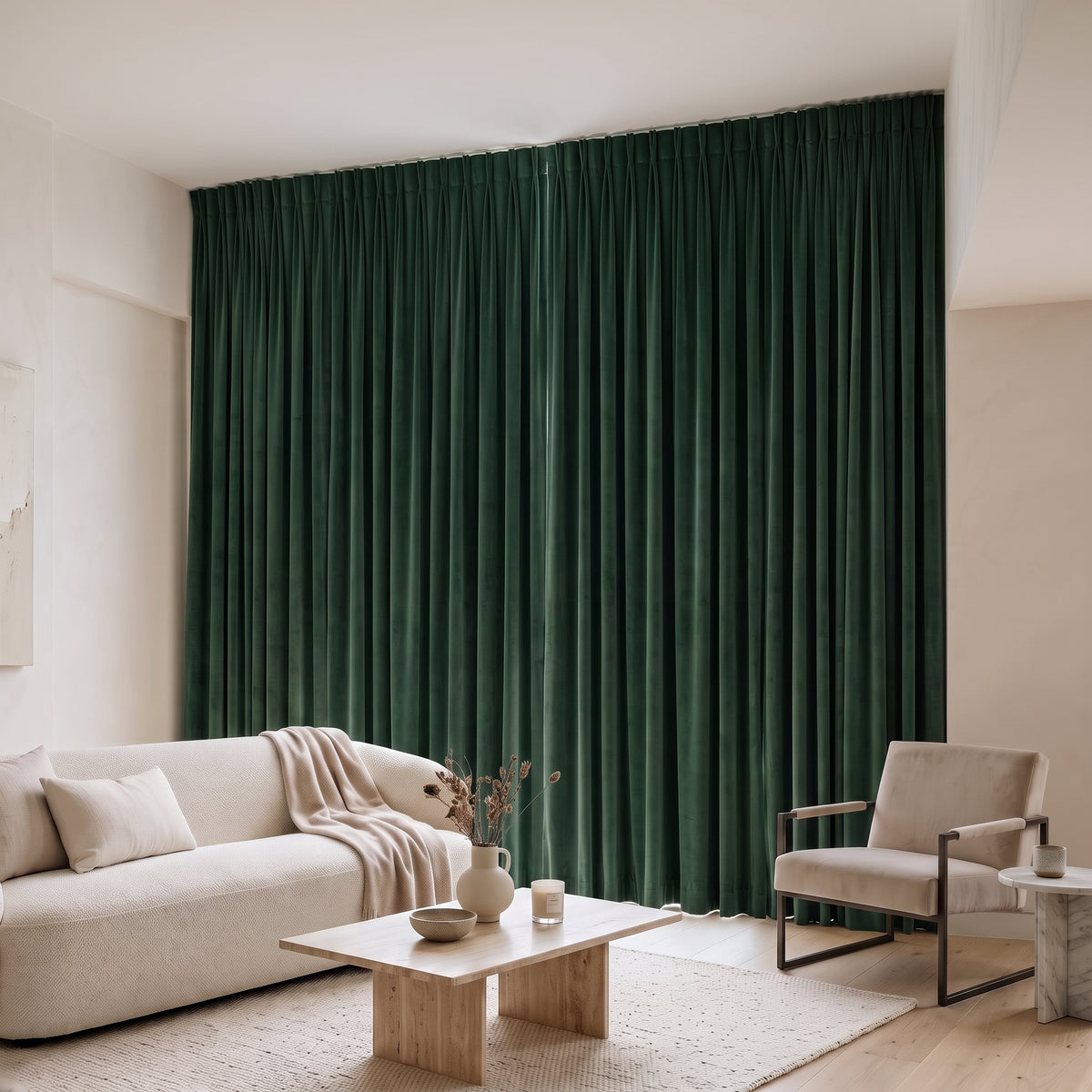 Rideau Velours Vert fermé dans un salon, lumière tamisée