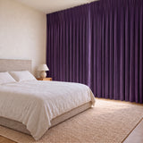 Rideaux Velours Violet fermé dans une chambre, pénombre douce